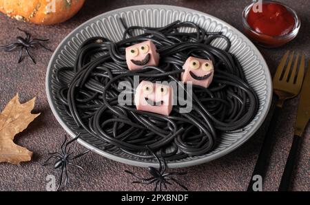 Araignées spaghetti noires drôles avec saucisses, petit déjeuner ou déjeuner idée sur Halloween Banque D'Images