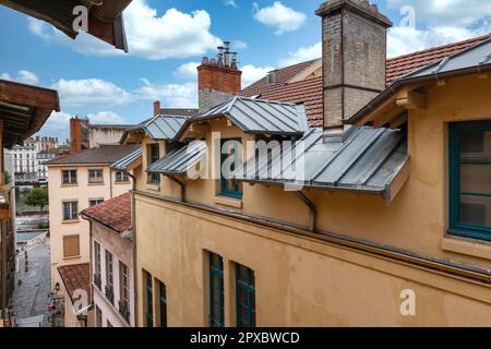 Vue sur les toits de l'ancien quartier Saint-Jean à Lyon, France Banque D'Images