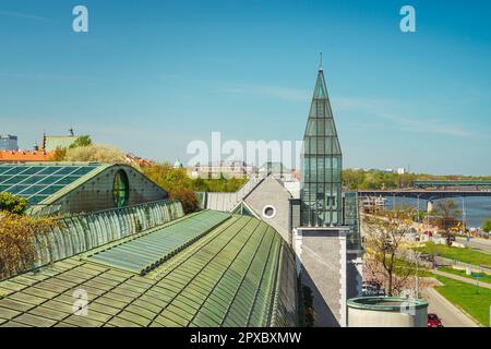 Gray Villa (Szara Willa) à Varsovie. Vue depuis le jardin sur le toit de la bibliothèque de l'Université de Varsovie Banque D'Images