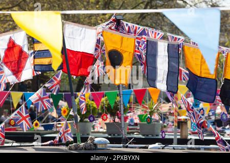 Londres, Royaume-Uni, 29 avril 2023 : le cavalcade 40th annuel de Canalway a lieu tout au long du week-end des vacances en banque de Mayday dans la petite Venise de Londres. Des banderoles Union Jack et des drapeaux nautiques décorent les bateaux amarrés à la piscine où le canal Regent's rejoint le canal de Grand Union. Anna Watson/Alay Live News. Banque D'Images