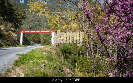 Tandis que la route de montagne serpente à travers les montagnes du Taurus dans la province d'Antalya, en Turquie (Turkiye), elle mène au charmant village d'Ugurlu. La route est Banque D'Images