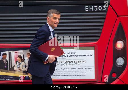 Londres, Angleterre, Royaume-Uni. 2nd mai 2023. Le secrétaire d'État aux Transports, MARK HARPER, quitte le bureau du Cabinet. (Credit image: © Tayfun Salci/ZUMA Press Wire) USAGE ÉDITORIAL SEULEMENT! Non destiné À un usage commercial ! Crédit : ZUMA Press, Inc./Alay Live News Banque D'Images