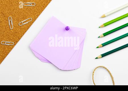 Image avec fournitures scolaires, autocollants, carnets message important Banque D'Images