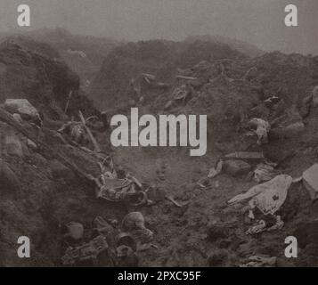 Première Guerre mondiale Dans les hauts-de-Meuse. Un autre succès dans la même région : une tranchée allemande bouleversée par les mines et conquise par la baïonnette. Banque D'Images