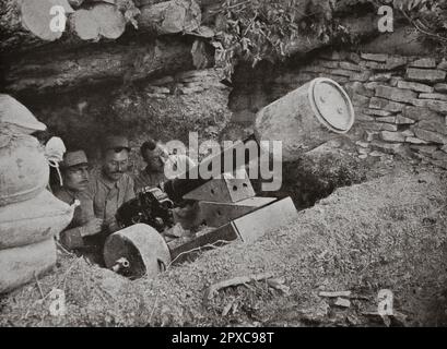 Première Guerre mondiale La France en guerre. Les machines de creusement de tranchées les plus impressionnantes : canon de montagne de 80 m/m utilisé comme lanceur de mines. Celui-ci est chargé d'une petite mine de 58 kilos. Mais le même pistolet peut lancer des mines de 78 et 105 kilos. Banque D'Images