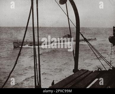 Première Guerre mondiale Le sous-marin U-29, à côté du bateau à vapeur anglais « Headlands » qu'il couchera devant les îles de Scilly, photographié par le capitaine des « Headlands », deux minutes avant le départ de la torpille. Banque D'Images