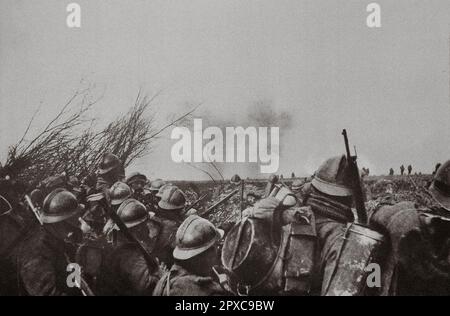 Devant Louvemont. Le 25 février 1916, des soldats français contre-attaquent devant Louvemont, au nord-ouest de Douaumont, que l'ennemi tentait de dépasser. Dans la fumée du feu de barrage de 75 canons, les soldats français poursuivirent les Allemands qui disparurent en arrière-plan. Banque D'Images