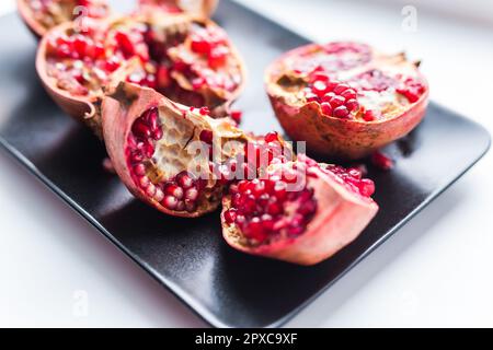 Grand grenat rouge mûr. Fruits de grenade mûre rouge sur le seuil de fenêtres. Végétarien, vitamines organiques, DETOX, concept de régime alimentaire. Grenat organique et de profit Banque D'Images