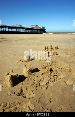 châteaux de sable sur la plage ensoleillée en face de la jetée cromer norfolk angleterre Banque D'Images