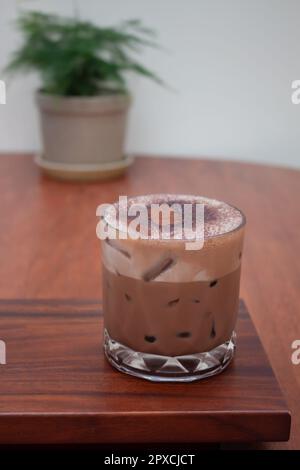 Café glacé avec micro-mousse dans le café, photo de stock Banque D'Images