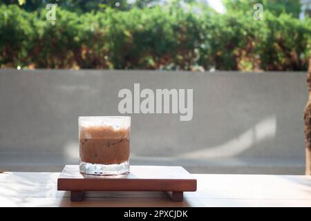 Café glacé avec micro-mousse dans le café, photo de stock Banque D'Images