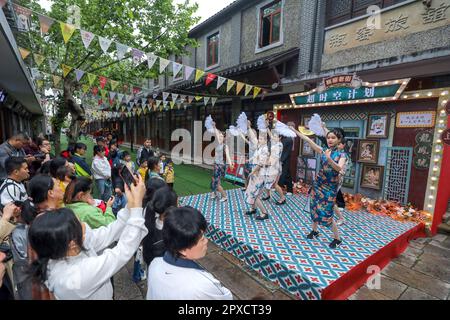 Hangzhou, province chinoise du Zhejiang. 29th avril 2023. Les gens regardent un spectacle de style rétro à Pingyao Old Street dans le district de Yuhang, dans la province de Zhejiang, en Chine orientale, à 29 avril 2023. La Chine est témoin d'un boom des voyages durant les cinq jours de congé du mois de mai de cette année. Credit: Xu Yu/Xinhua/Alay Live News Banque D'Images