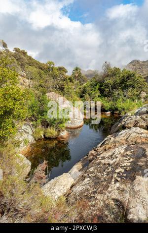 Parc national Andringitra, région de haute Matsiatra, Madagascar, beau paysage de montagne avec petite lagune de rivière dans la vallée. Randonnée à Andringitra M. Banque D'Images