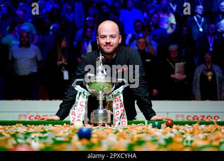 Photo du dossier datée du 01-05-2023 de Luca Brecel. Luca Brecel, la championne du monde récemment couronnée, a été soutenue pour prendre la tête d’une nouvelle génération dorée de stars du snooker si douées qu’elles pourraient même rivaliser avec les exploits de la légendaire ‘classe de ‘92’. Date de publication : mardi 2 mai 2023. Banque D'Images