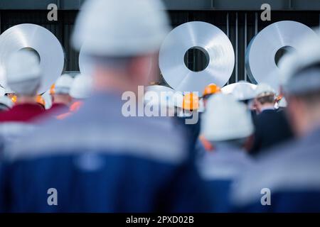 Duisburg, Allemagne. 02nd mai 2023. Les employés de ThyssenKrupp se tiennent devant les bobines d'acier sur le site de l'usine. Le président allemand veut en savoir plus ici sur une usine de fabrication de la vapeur qui fonctionnera avec de l'hydrogène neutre sur le plan climatique. Credit: Rolf Vennenbernd/dpa/Alay Live News Banque D'Images