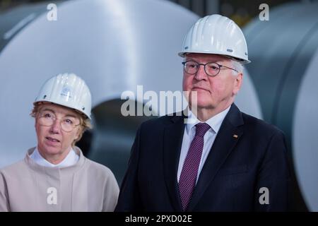 Duisburg, Allemagne. 02nd mai 2023. Le président allemand Frank-Walter Steinmeier et Martina Merz, président sortant du comité exécutif de ThyssenKrupp, se tiennent devant les bobines d'acier sur le site de l'usine d'acier de ThyssenKrupp. Credit: Rolf Vennenbernd/dpa/Alay Live News Banque D'Images