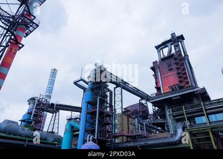 Duisburg, Allemagne. 02nd mai 2023. Vue du haut fourneau 8 sur le site de l'usine de ThyssenKrupp. Le président allemand veut en savoir plus ici sur une usine de production d'acier qui fonctionnera avec de l'hydrogène neutre sur le plan climatique. Credit: Rolf Vennenbernd/dpa/Alay Live News Banque D'Images