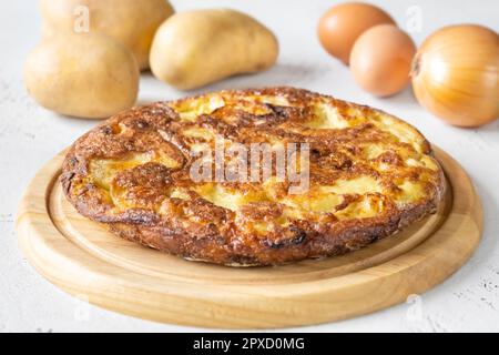 Omelette traditionnelle à la tortilla espagnole faite avec des œufs et des pommes de terre Banque D'Images