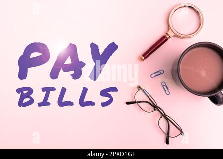 Rédaction affichant le texte factures de paiement, idée d'entreprise liste des dépenses à payer montant total coûts ou dépenses Banque D'Images