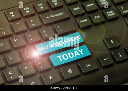 L'écriture affichant le texte Auto-évaluation, l'idée d'affaires fierté et la confiance en soi se tenir pour vous Banque D'Images