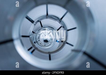 Duisburg, Allemagne. 02nd mai 2023. Les bobines d'acier se trouvent sur le site de l'usine de ThyssenKrupp. Le président Steinmeier souhaite en savoir plus ici sur une usine de production d'acier qui sera alimentée par de l'hydrogène neutre en fonction du climat. Credit: Rolf Vennenbernd/dpa/Alay Live News Banque D'Images