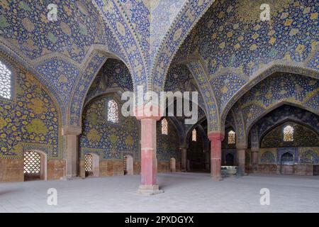 L'intérieur de la grande mosquée d'Isfahan en Iran, décorée avec goût Banque D'Images