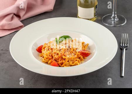 Spaghetti à la sauce Marinara servis dans un restaurant gastronomique Banque D'Images