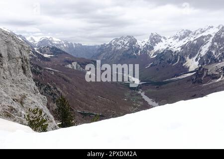 Vue sur la vallée de Valbona depuis le col de Theth jusqu'à Valbone, randonnée, Albanie Banque D'Images