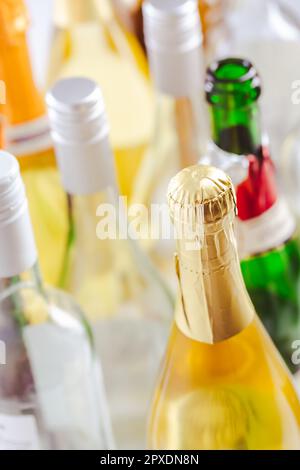 Bouteilles pleines et vides de différentes boissons alcoolisées, abus et dépendance à l'alcool. Concept d'alcoolisme. Banque D'Images