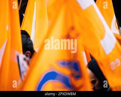 Strasbourg, France - 31 janvier 2023: Drapeaux de la deuxième manifestation contre la nouvelle réforme des retraites qui sera présentée le mois prochain par le Premier ministre français Elisabeth borne Banque D'Images