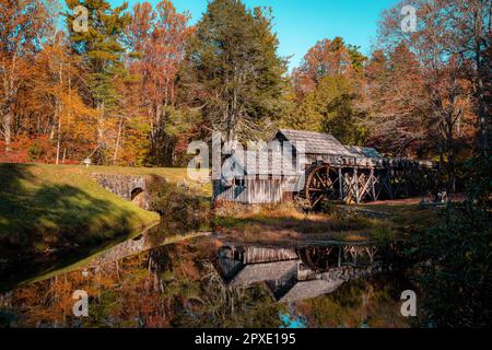 Un ancien moulin à eau situé dans un paysage rural pittoresque sur la Blue Ridge Parkway Banque D'Images