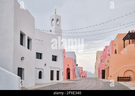 Doha, Qatar - avril 2023 : reconversion de l'ancien port de Doha dans le quartier commerçant de Mina avec un style d'architecture locale traditionnel coloré Banque D'Images