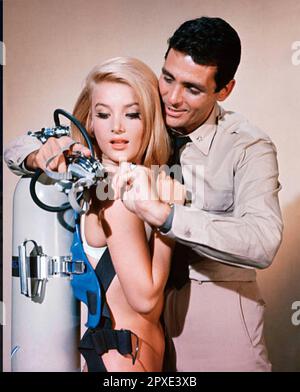 VOYAGE AU FOND DE LA SÉRIE TÉLÉVISÉE ABC Sea 1964-68 avec David Hedison et Barbara Bouchet Banque D'Images