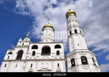 Un petit coup de pied de la cathédrale de Dormition du Kremlin de Moscou, la cathédrale d'Assomption contre le ciel bleu nuageux Banque D'Images