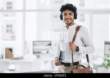 Adapté et prêt pour une nouvelle journée de travail productive. Portrait d'un jeune homme d'affaires portant un casque et tenant une tablette numérique dans un bureau. Banque D'Images