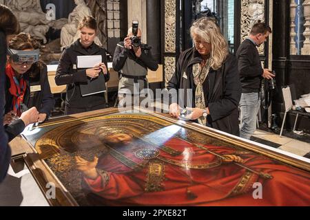 Gand, Belgique. 02nd mai 2023. L'illustration montre un moment de presse sur le début de la troisième phase de la restauration de l'Agneau mystique mardi 02 mai 2023, à Gand. Les panneaux du registre supérieur des panneaux intérieurs de la cathédrale seront démantelés et transférés au Musée des Beaux-Arts de Gand. Le retable « het Lam Gods » (l'adoration de l'Agneau mystique) d'Hubert et de Jan van Eyck se trouve à la cathédrale Saint-Baafs (cathédrale Saint-Bavon) de Gand. BELGA PHOTO JAMES ARTHUR GEKIERE crédit: Belga News Agency/Alay Live News Banque D'Images