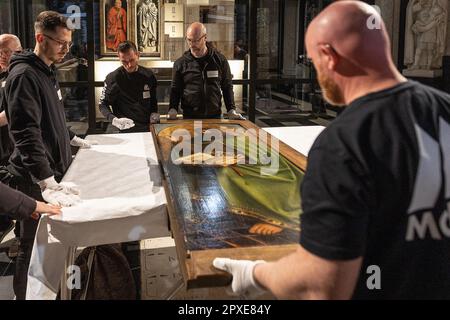 Gand, Belgique. 02nd mai 2023. L'illustration montre un moment de presse sur le début de la troisième phase de la restauration de l'Agneau mystique mardi 02 mai 2023, à Gand. Les panneaux du registre supérieur des panneaux intérieurs de la cathédrale seront démantelés et transférés au Musée des Beaux-Arts de Gand. Le retable « het Lam Gods » (l'adoration de l'Agneau mystique) d'Hubert et de Jan van Eyck se trouve à la cathédrale Saint-Baafs (cathédrale Saint-Bavon) de Gand. BELGA PHOTO JAMES ARTHUR GEKIERE crédit: Belga News Agency/Alay Live News Banque D'Images