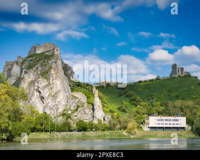 Vue panoramique sur les ruines du château de Devín au-dessus du Danube à Bratislava, Slovaquie. Forteresse médiévale historique sur une falaise de calcaire spectaculaire avec sur Banque D'Images
