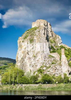 Ruines du château de Devín s'élevant sur une falaise de calcaire abrupte au-dessus du Danube à Bratislava, Slovaquie. Forteresse médiévale historique près de la confluence de Banque D'Images