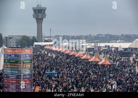 Istanbul, Turquie. 01st mai 2023. Le dernier jour de TEKNOFEST, les visiteurs ont manifesté un grand intérêt à l'aéroport Ataturk. Le dernier jour de TEKNOFEST, le plus grand festival de l'aviation, de l'espace et de la technologie au monde, un grand intérêt des visiteurs a été vu à l'aéroport Ataturk. Diverses activités, compétitions et spectacles aériens étaient d'un grand intérêt. (Photo par Onur Dogman/SOPA Images/Sipa USA) crédit: SIPA USA/Alay Live News Banque D'Images