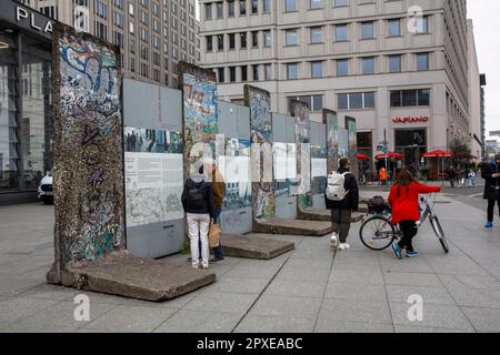 Segments du mur de Berlin à la Potsdamer Platz, lieu du souvenir, Berlin, Allemagne. Segmente der Berliner Mauer am Potsdamer Platz, Ort der Erinner Banque D'Images