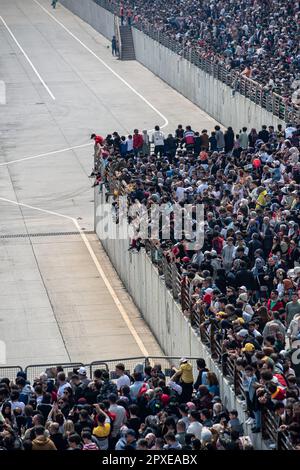 Istanbul, Turquie. 01st mai 2023. Le dernier jour de TEKNOFEST, les visiteurs ont manifesté un grand intérêt à l'aéroport Ataturk. Le dernier jour de TEKNOFEST, le plus grand festival de l'aviation, de l'espace et de la technologie au monde, un grand intérêt des visiteurs a été vu à l'aéroport Ataturk. Diverses activités, compétitions et spectacles aériens étaient d'un grand intérêt. (Photo par Onur Dogman/SOPA Images/Sipa USA) crédit: SIPA USA/Alay Live News Banque D'Images