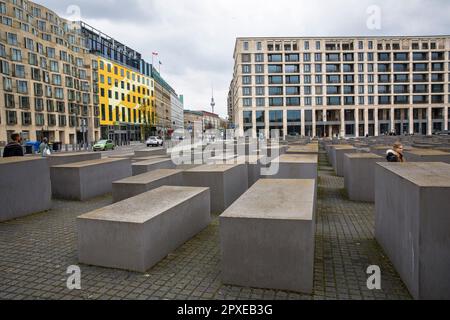 mémorial aux Juifs d'Europe assassinés, Mémorial de l'Holocauste, domaine des stelae conçu par Peter Eisenman Berlin, Allemagne. Denkmal fuer die ermordeten J. Banque D'Images