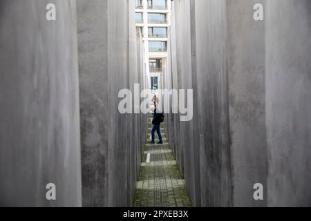 mémorial aux Juifs d'Europe assassinés, Mémorial de l'Holocauste, domaine des stelae conçu par Peter Eisenman Berlin, Allemagne. Denkmal fuer die ermordeten J. Banque D'Images