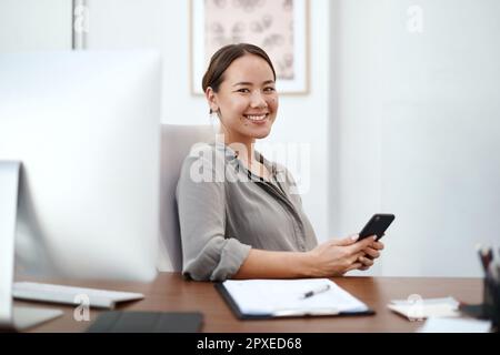 Envoyez un message instantané à celui qu'ils appellent pour une voiture. une jeune femme d'affaires utilisant son smartphone pour envoyer des messages texte. Banque D'Images