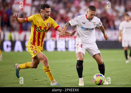 Séville, Espagne. 01st mai 2023. PAPU Gomez (24) du FC Sevilla et Ivan Martin (23) de Gérone vus pendant le match LaLiga Santander entre le FC Sevilla et Gérone à l'Estadio Ramon Sanchez Pizjuan à Séville. (Crédit photo : Gonzales photo/Alamy Live News Banque D'Images