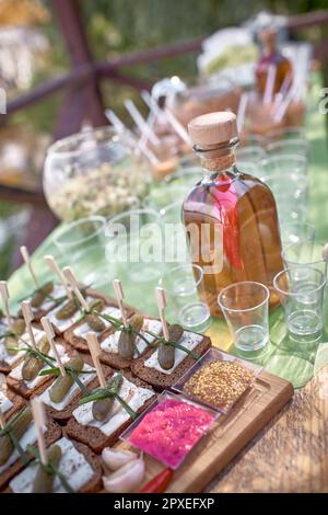 Sandwichs avec saindoux et cornichons. Teinture d'alcool ukrainien classique au piment fort. En-cas ukrainien traditionnel. Restauration, l'été à l'extérieur par Banque D'Images