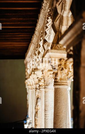 Une impressionnante rangée de colonnes de marbre datant de plusieurs siècles se dresse dans une splendeur majestueuse, un témoignage de l'histoire ancienne et du patrimoine architectural de cette ville historique - la cathédrale Saint-Sauveur d'Aix en Provence Banque D'Images