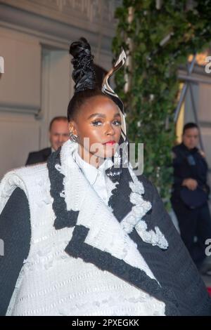 New York, New York, États-Unis. 1st mai 2023. (NOUVEAU) l'hôtel Pierre: 2023 met Gala départs. 01 mai 2023, New York, New York, Etats-Unis : Janelle Monae portant Thom Browne quitte l'hôtel Pierre pour le Gala met 2023 sur 01 mai 2023 à New York. (Credit image: © M10s/TheNEWS2 via ZUMA Press Wire) USAGE ÉDITORIAL SEULEMENT! Non destiné À un usage commercial ! Crédit : ZUMA Press, Inc./Alay Live News Banque D'Images