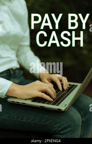 Écriture affichant le texte payer en espèces, approche commerciale le client paie avec de l'argent pièces de monnaie facture achats au détail Banque D'Images